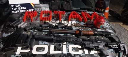 Dupla é presa com fuzis e outras armas de facção criminosa