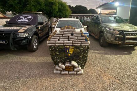 Polícia flagra 43 tabletes de droga em carro de prefeitura em MT