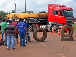 Caminhoneiros bloqueiam a BR-364 em Rondonópolis (MT). (Foto: Reprodução/TVCA)
