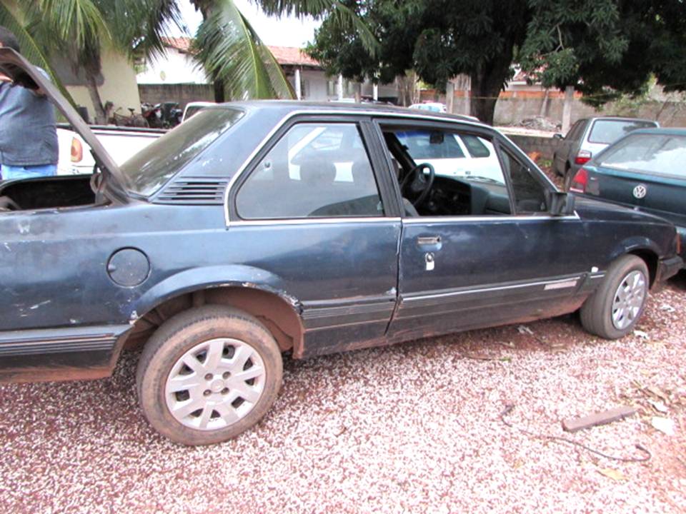 Carro abandonado pelos bandidos.