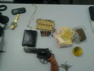 Jovem de 19 anos é preso com drogas, arma e 46 munições