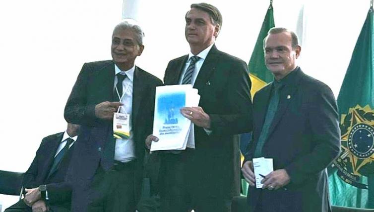 Presidente da AMM entrega pauta municipalista a Bolsonaro