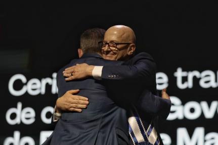 Mauro passa faixa de governador a Pivetta ao som de 'Amigo de fé'