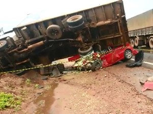 Caminhão tombou sobre carro e 5 pessoas da mesma família morreram. (Foto: Dionísio Colla/ Cenário MT)