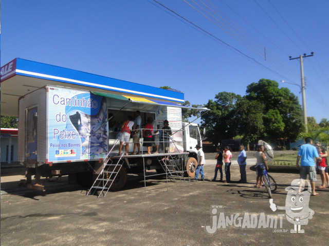 Venda de peixes a preço popular atrai moradores e visitantes em Jangada