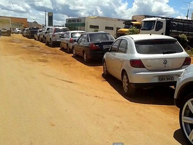 Filas gigantescas foram registradas em postos de combustíveis em diversas regiões (Foto: Reprodução/TVCA)