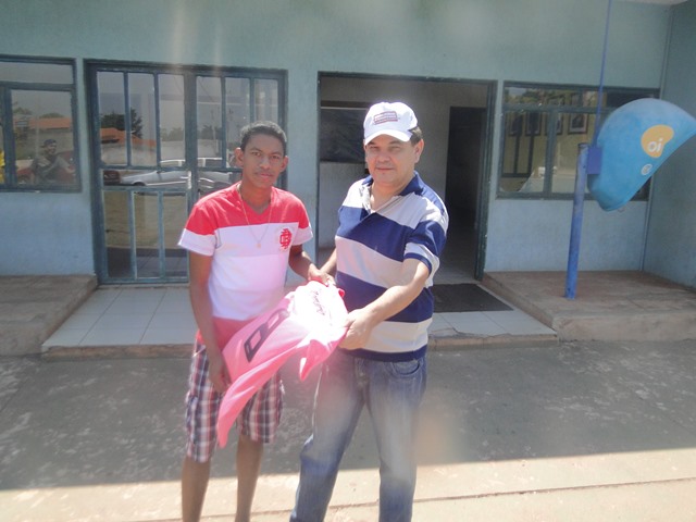 Os atletas receberão das mãos do Secretário Júnior, o jogo de uniformes