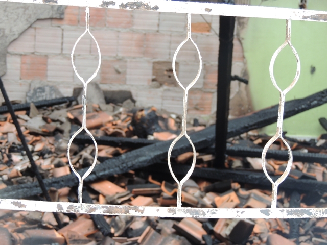 Vizinhos acordaram com o fogo e a fumaça e conseguiram debelar as chamas. Então, foram em busca da vítima e o encontraram embaixo do sofá. 