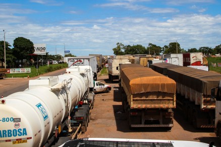 O bloqueia acontece em nove trechos; um deles é na BR-364, na saída de Cuiabá para Rondonópolis