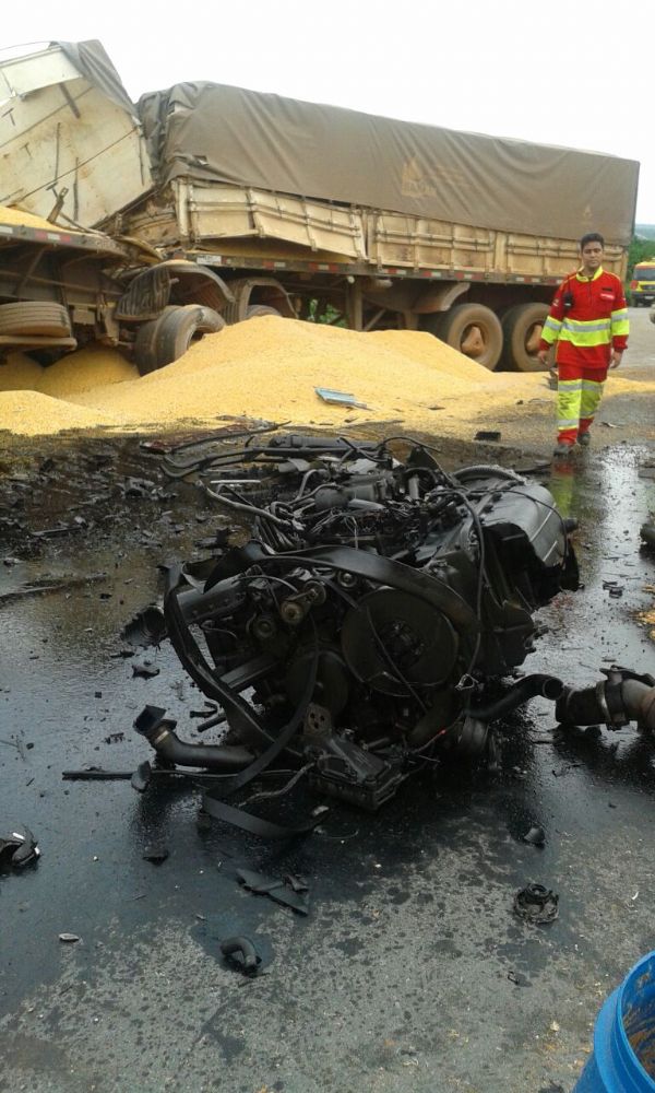 Com o forte impacto, o motor de uma das carretas foi jogado a vários metros  de distancia