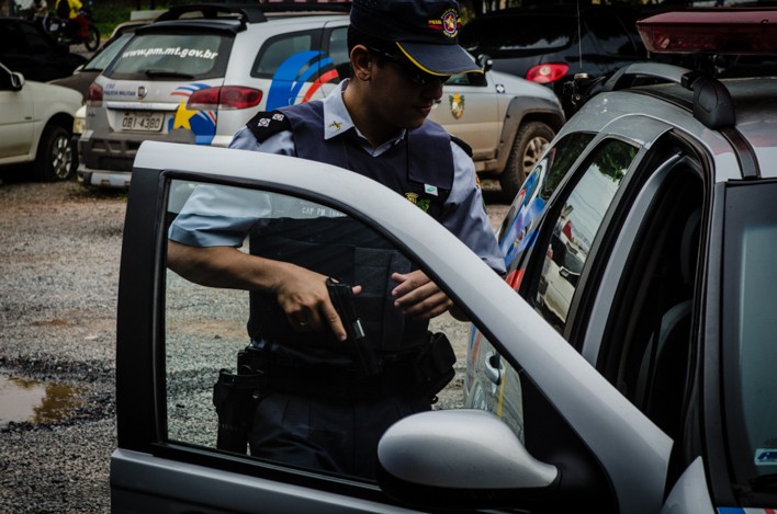 A PM prendeu o casal e o entregou à Polícia Civil, que investiga o caso