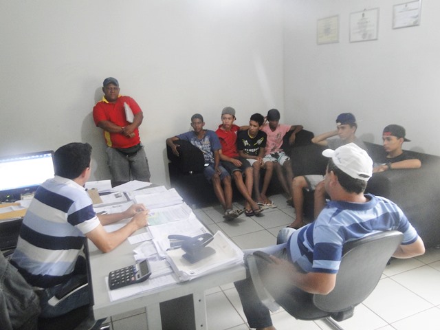 Atletas se reúnem com prefeito buscando apoio para a disputa dos Jogos Regionais Estudantis em Arenápolis